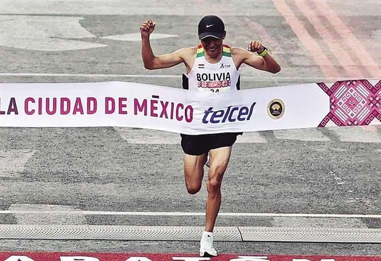 El campeón boliviano Héctor Garibay traspasa la meta en el maratón de la ciudad de México