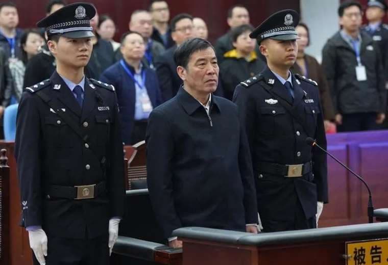 Chen Xuyuan (c.) al momento de escuchar la sentencia. Foto: Internet