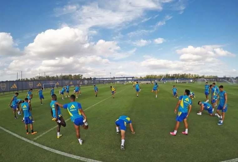 El plantel de Boca Juniors en pleno entrenamiento para jugar con San Lorenzo