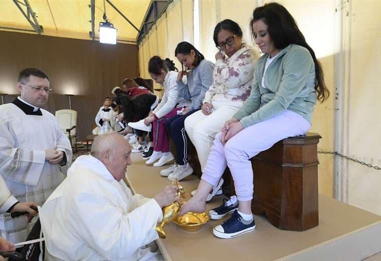 El papa lava los pies a 12 mujeres en una prisión de Roma