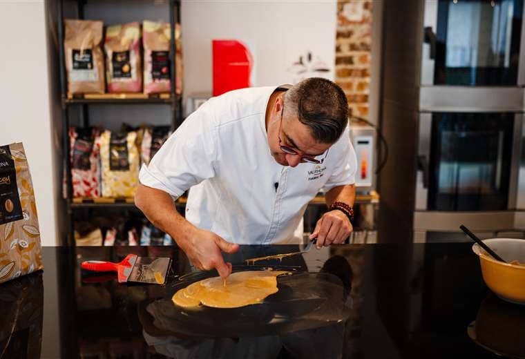 El pastelero francés, Frederic Bau, prepara un chocolate "rubio" / AFP