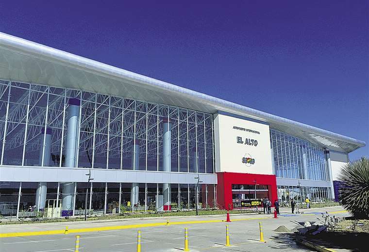 La terminal aeroportuaria de El Alto tiene una importante afluencia de pasajeros 