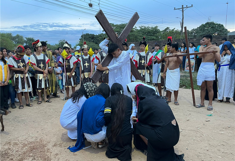 En Pailón, alumnos del colegio San José participaron en el vía crucis. Foto. Hubert Vaca