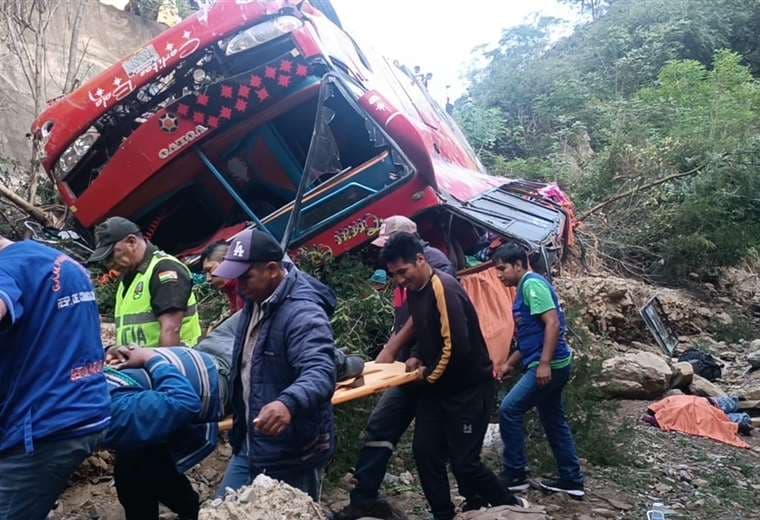 Más de 40 pasajeros heridos y cinco fallecidos tras embarrancarse un bus en los Valles cruceños