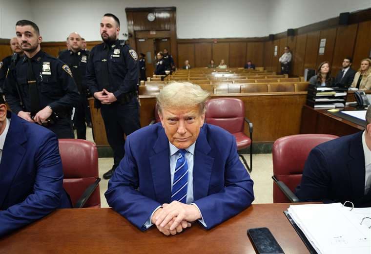 Donald Trump asiste a la selección del jurado el segundo día de juicio / AFP