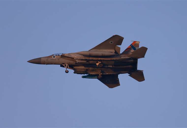 Un avión de combate F-15 del ejército israelí sobrevuela el centro de Israel / AFP