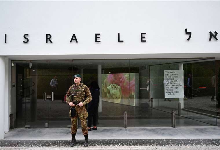 Un soldado italiano resguarda el pabellón de Israel en la Bienal de Venecia / AFP 
