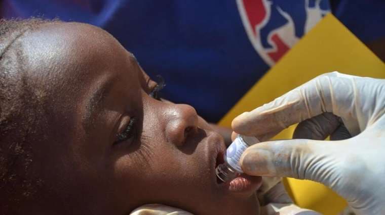 Un niño burundés recibe la vacuna oral contra el cólera /Foto: ACNUR/T.Monboe
