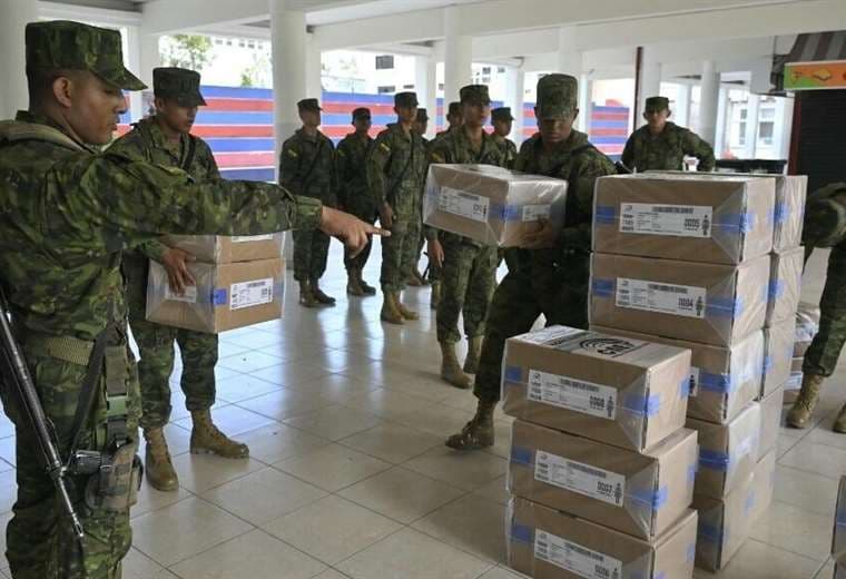 Ecuador vota en referéndum para endurecer su lucha contra el crimen organizado