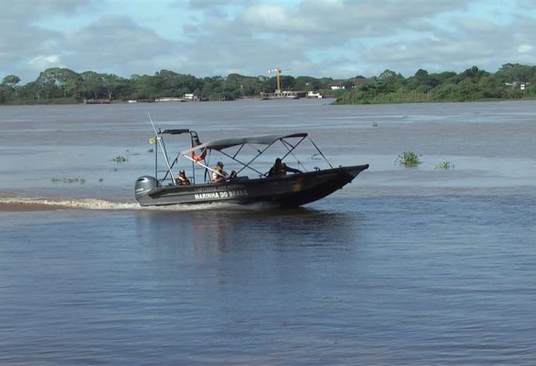 Una embarcación brasileña realiza el control en el río Mamoré. 