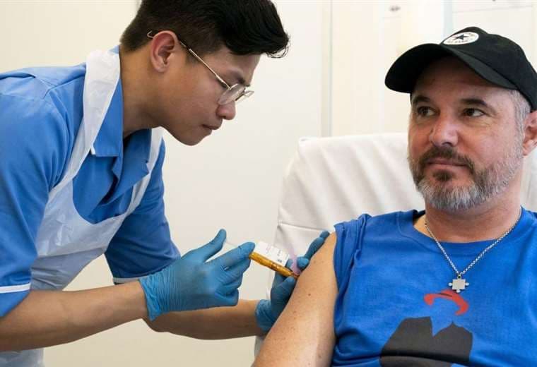 Cómo funciona la pionera vacuna “personalizada” contra el melanoma que se pone a prueba en humanos 