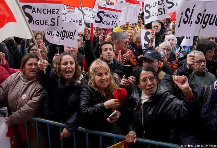 Miles de personas se concentran en Madrid en apoyo a Sánchez