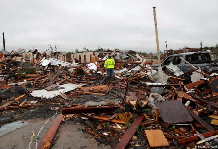Decenas de tornados causan muerte y destrucción en EE.UU.