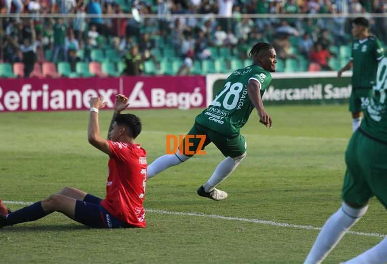 Carlos Ventura festeja el primer gol. Foto: Fuad Landivar 